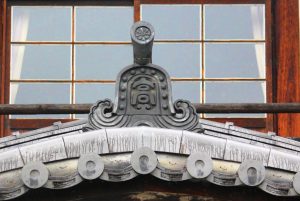 鬼瓦には旧高市郡時代の「高」の文字がある