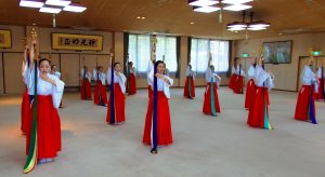 神楽舞を繰り返し練習する巫女