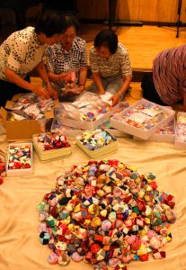 被災地へお手玉を送る準備を進めるNPOの関係者ら