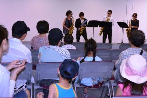 学生の演奏に聴き入る児童や地域住民ら