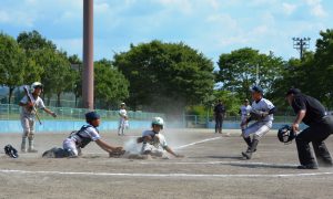 勢いよくホームに戻った選手