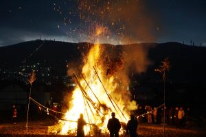 第７回観光フォトコンテストの最優秀賞作品「大とんど」（市観光協会提供）