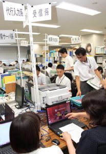 投開票日のリハーサルをする県職員