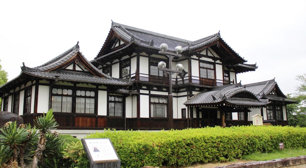 寺院のような外観の「今井まちなみ交流センター花甍」