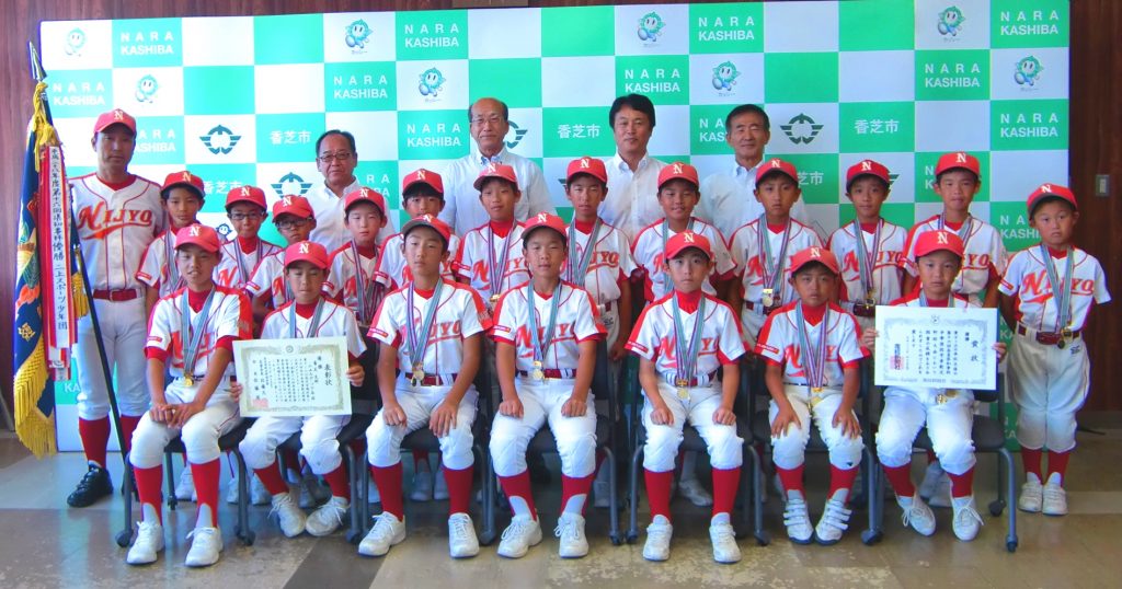 二上スポーツ少年団野球部の選手らと吉田市長らとの記念撮影