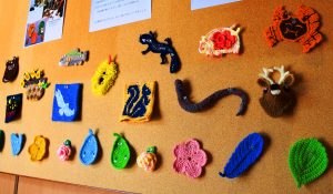 展示されているアクリルタワシの作品