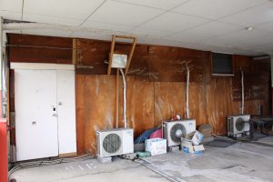 ベニヤ板で囲い、ドアも取り付けられている私設トレーニングルーム