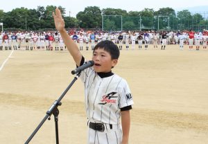 力強く選手宣誓する御所ジュニアスラッガーズの北村健人主将