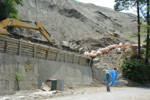 崩落の危険性が指摘される南側の残土処分場は市道に隣接する側面に高さ20メートルほどの盛土が形成されている