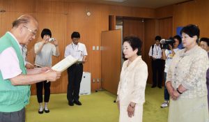 荒井正吾知事から表彰される受賞者