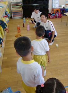 園児とゲームなどをして交流する生徒