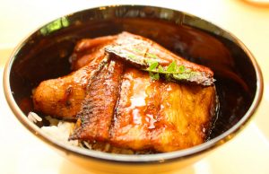 学生向けに限定３００食で販売された「近大発ナマズ丼」