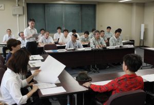 住民に調査結果を報告する県の職員(奥)