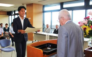 参院選で初当選し、当選証書を受け取る佐藤啓氏