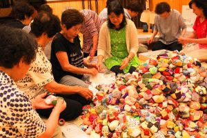 被災地へお手玉を送る準備を進めるNPOの関係者ら