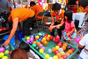 ヨーヨー釣りを楽しむ子供たち