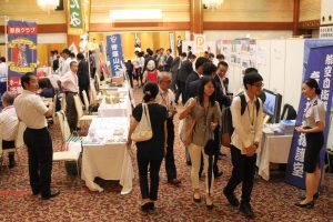 ８０社・団体が出展し、新たな交流が生まれていた