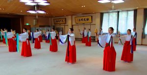 神楽舞を繰り返し練習する巫女