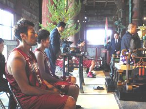 東大寺大仏殿での法要に参列する選手ら