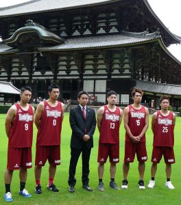 大仏殿を背に勢ぞろいした衛藤晃平ヘッドコーチ(左から3人目)と選手
