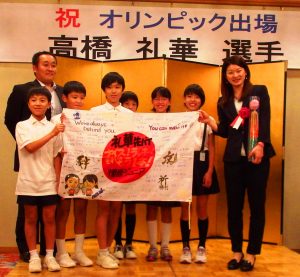 橿原ジュニアの子供たちから贈られた寄せ書きを持つ高橋礼華さん（右端）