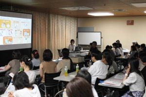 看護師経験者の話に真剣に耳を傾ける参加者たち