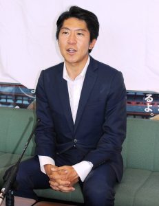 「今日からがスタート」と語る佐藤啓氏