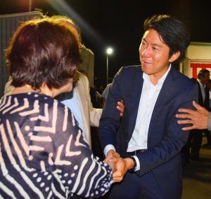 支援者と握手を交わす佐藤啓氏