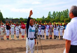 開会式で選手宣誓する畝傍北ドリームズの岩来太陽主将