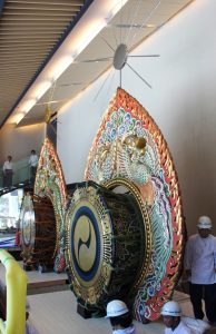 国宝殿に搬入され組み立てられた鼉太鼓