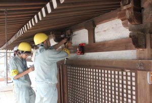 修復現場で部材の実測を体験する高校生