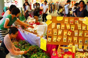 お菓子や雑貨などさまざまな手作り品が並んだ