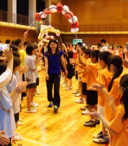 子供たちの拍手の中、壮行会の会場に入る高橋礼華さん