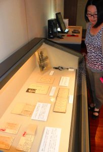 企画展では北村信昭とさまざまな人とのつながりを紹介している