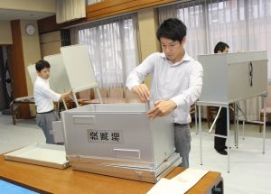 投票所の設営作業を進める奈良市の職員