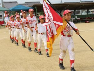 初優勝を決め、ダイヤモンドを1周する二上スポーツ少年団ナイン