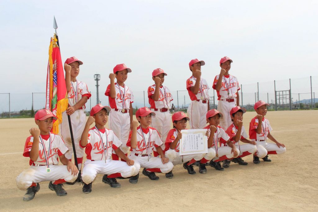 初優勝を決め、ガッツポーズの二上スポーツ少年団ナイン