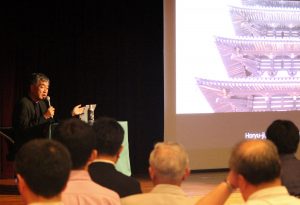 基調講演する建築家の隈研吾さん