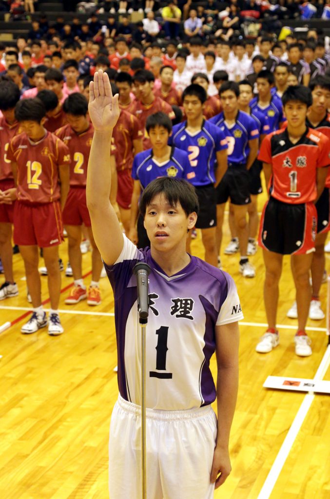 開会式で選手宣誓する天理の丸本圭太主将