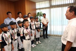 「優勝を目指す」と浪越照雄副知事（右）に意気込みを語る柳本キングスの上杉洸斗主将