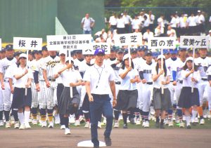 開会式で入場行進する選手