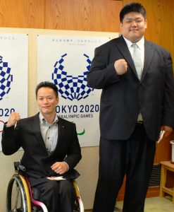 活躍を誓う正木健人選手（右）と西崎哲男選手