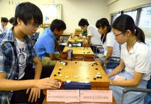 真剣な表情で対局する式下中学校組合立式下中の選手（左）