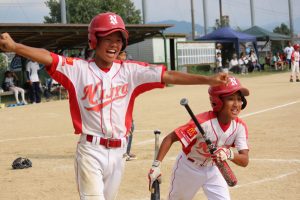 二上スポーツ少年団は七回、4番柴田のサヨナラ打で生還し喜びを爆発させる三走の江藤(左)