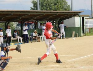 二上スポーツ少年団は七回、2死三塁で4番柴田がサヨナラ打を放ち初優勝を決めた