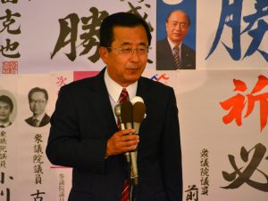 支援者らの前で敗戦の弁を述べる前川清成氏