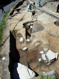 毛原廃寺跡で見つかった建物遺構。大きな礎石(手前)も確認された