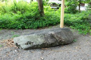 飽波神社の「御幸石」。太子が愛馬に乗って斑鳩から明日香へ向かう途中、休憩の際に座ったという