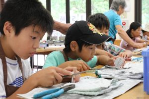 海獣葡萄鏡づくりに挑戦する子供たち