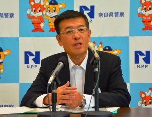 離任会見に臨んだ羽室英太郎本部長